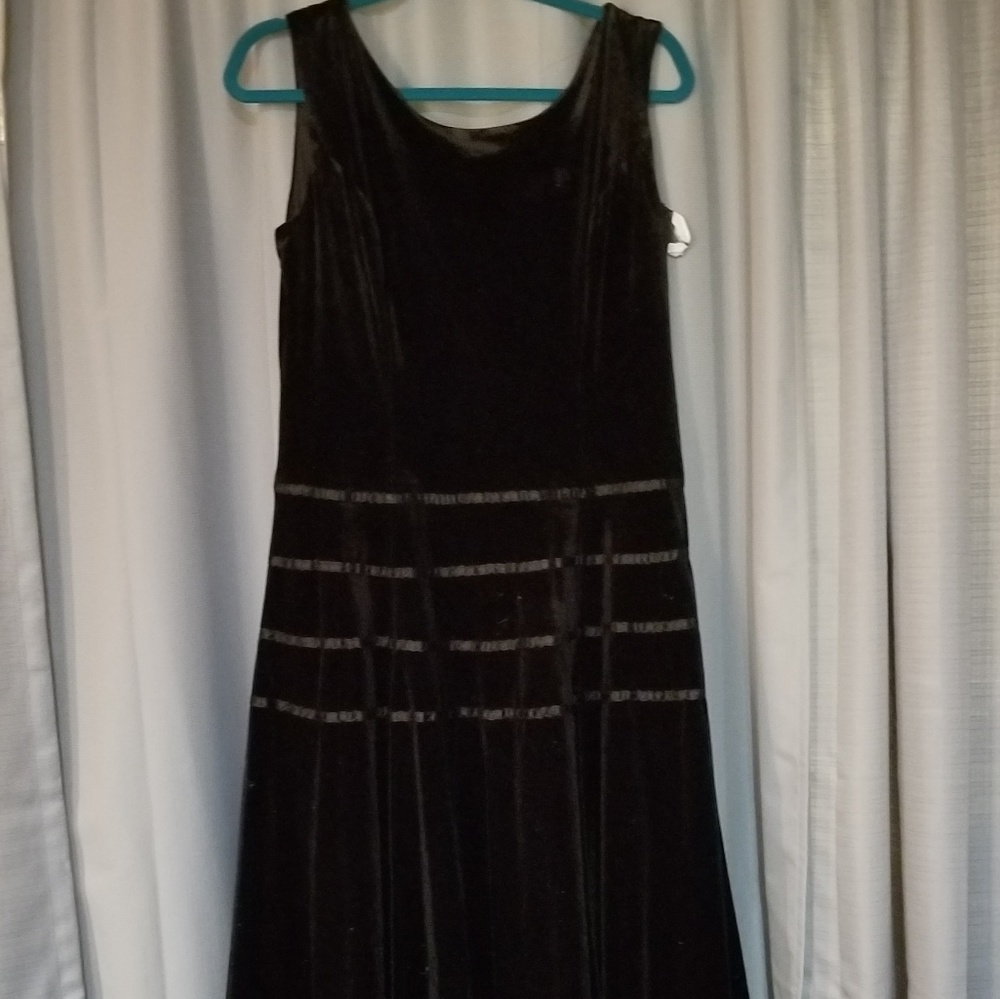 Perfect holiday dress.  Velvet material.